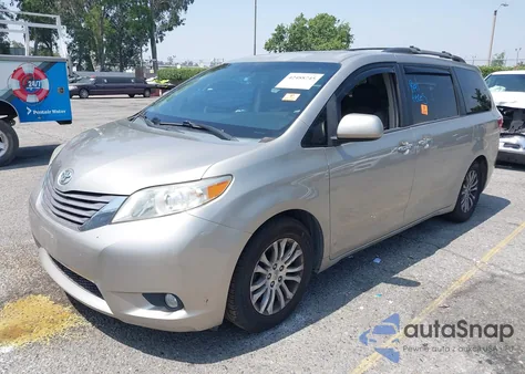 2015 Toyota Sienna Xle 8 Passenger z USA, uszkodzony, nr VIN 5TDYK3DC4FS560743